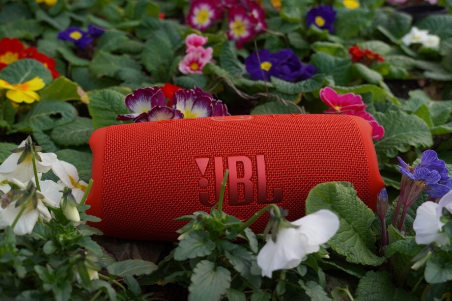 JBL-Charge-5-flower-bed-920x613-1.jpg